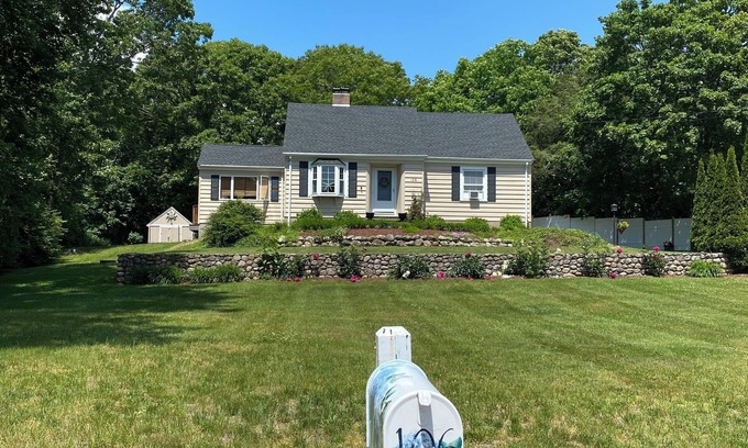 Westerly Casa | Charming Dunn’s Corners Westerly Cape
