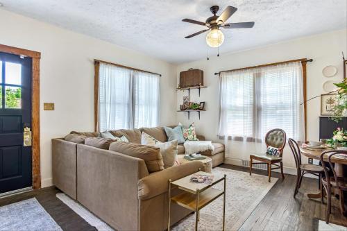 Edwardsville Casa | Charming Edwardsville Home Walk to Downtown!