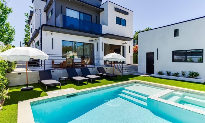 Encino Casa | Charming Encino Retreat w/ Pool