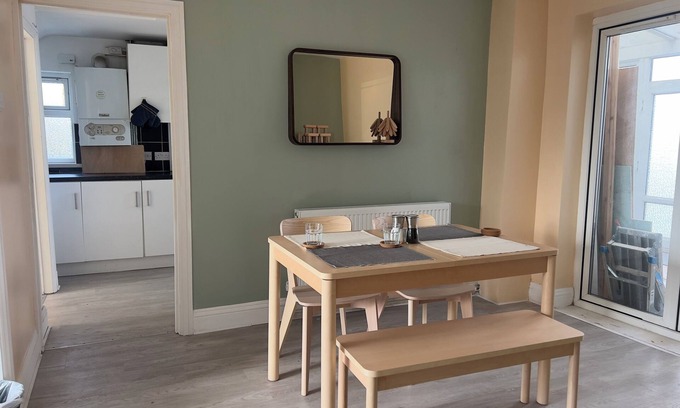 Llandaff North Casa | Charming end of Terrace with Free Parking