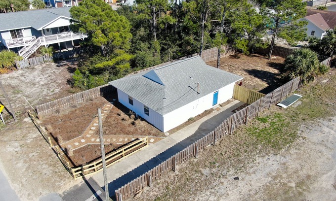 Bel Air Casa | Charming English Coastal cottage- 5 minute walk to the beach!