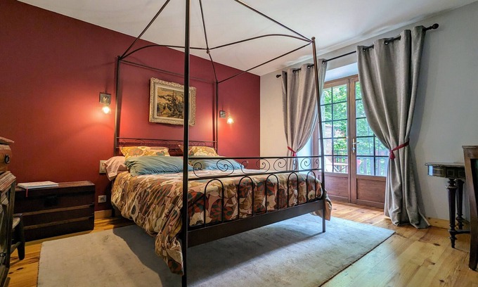 Saint-Romain-Lachalm Cama Y Desayuno | Encantadora finca con piscina y tenis privados