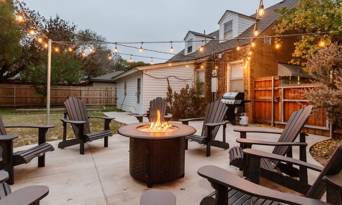 Tech Terrace Casa | Charming~Family Friendly~Walk to the Stadium~On the Park~Perfect for Game Days!