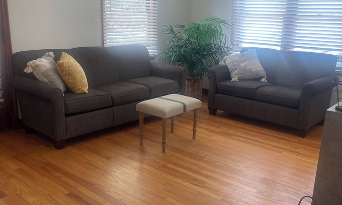 South Beloit Casa | Charming Family house sleeps 8, close to Roscoe, Rockford, Beloit, Janesville