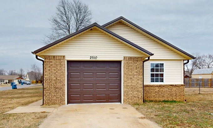 Bentonville Casa | Charming Family Home with Pet-Friendly Yard and Modern Comforts