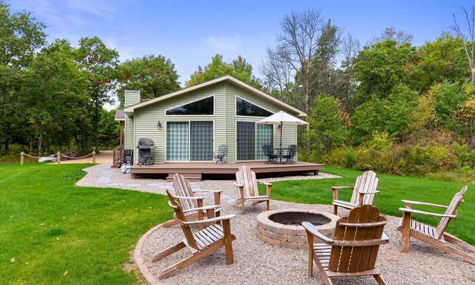 Necedah Casa | CHARMING FAMILY HOME ON CASTLE ROCK LAKE
