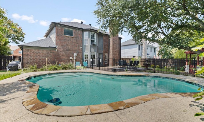 South Arlington Casa | Charming family home with king bed - private pool - fast wifi - ARCADE
