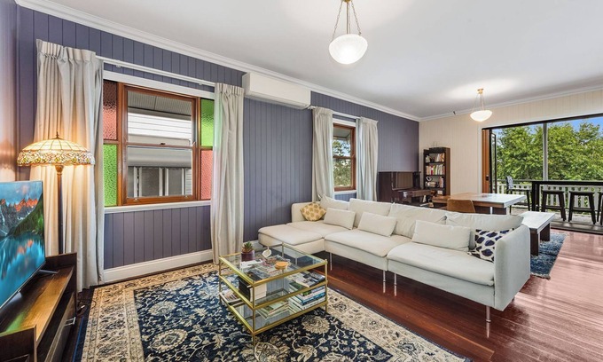 Toowong Casa | Charming family & pet friendly 3-bedroom house with WiFi, AC in awesome Taringa