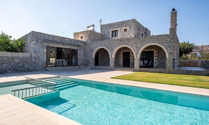Monopari Villa | Encantadora villa familiar con piscina en Koxare