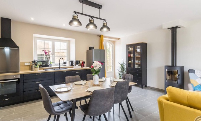 Cotentin Peninsula Cabaña | Casa rústica en finca agrícola, familiar y equipada, con dos terrazas y jardín privado.