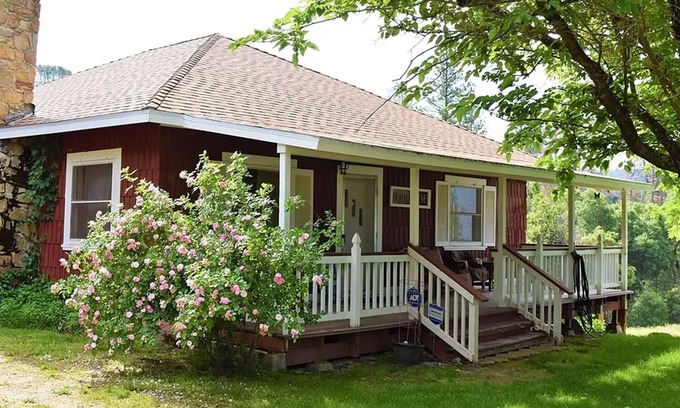 Mariposa Otro | Charming farmhouse;100 acres of private forest and working ranch near Yosemite