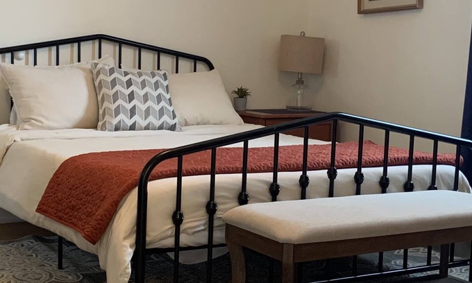 East Las Vegas Apartamento | Charming Farmhouse Casita in Historic Residence in a charming neighborhood.