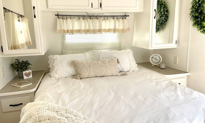 Tehachapi Casa | Charming Farmhouse in a Travel Trailer