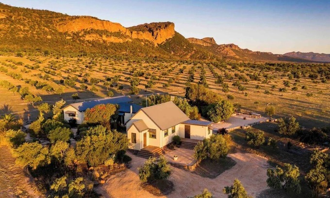 Laharum Casa | Charming Farmhouse on a Large Historic Olive Grove