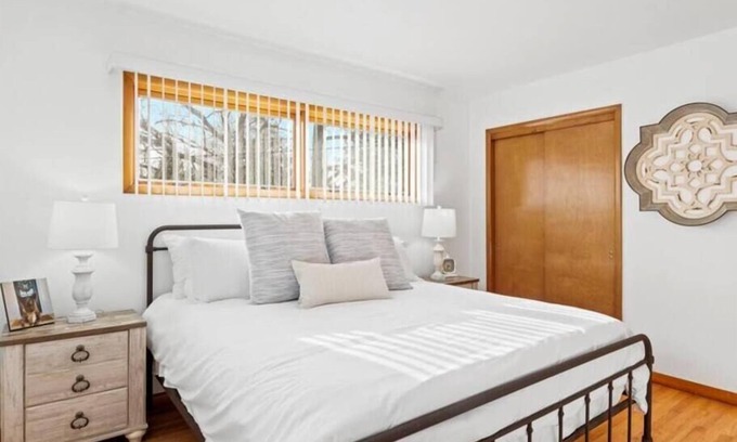 East Palmyra Casa | Charming Farmhouse Retreat ~ King Suite
