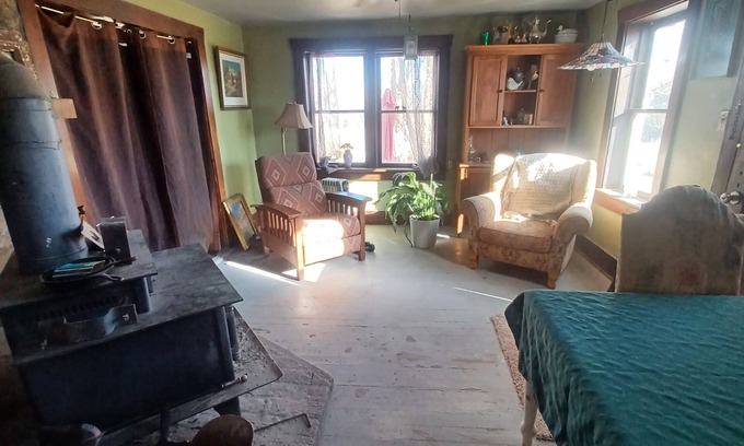 Emery Otro | Charming farmhouse with 1 bedroom and WiFi, AC in welcoming Emery