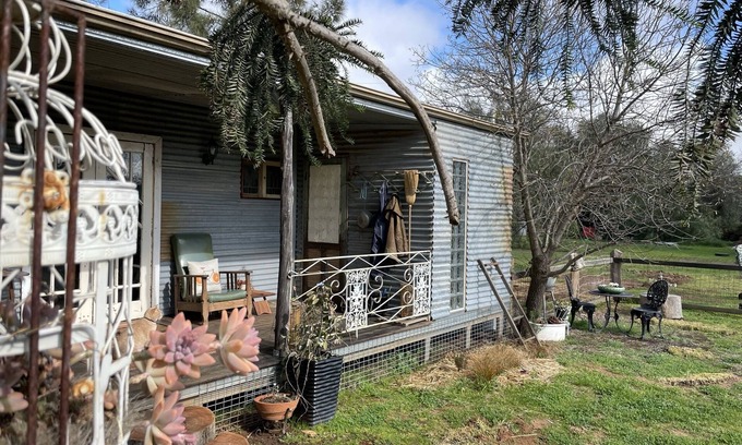 Deniliquin Cabina | Charming Farmstay Deniliquin