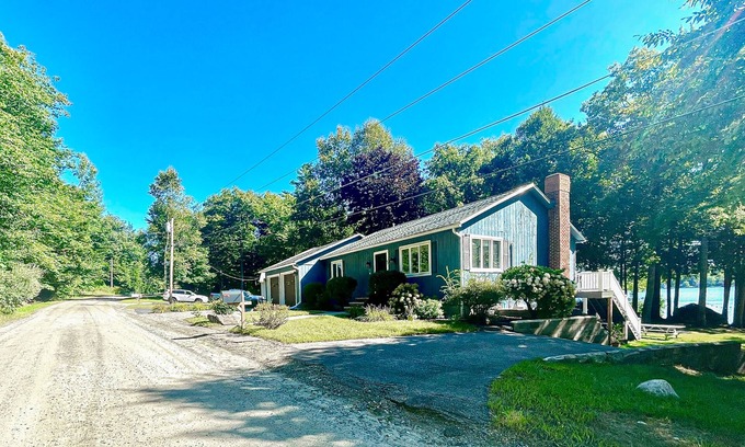 Monmouth Casa | Charming Four-Season Lakehouse with Scenic Views and Activities for All Ages
