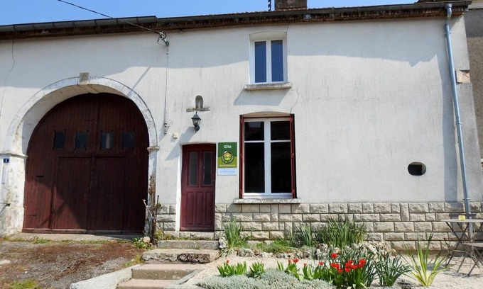 Breuvannes-en-Bassigny Cabaña | Casa rural acogedora con jardín cerrado, terraza, 2 habitaciones, cocina y calefacción moderna.