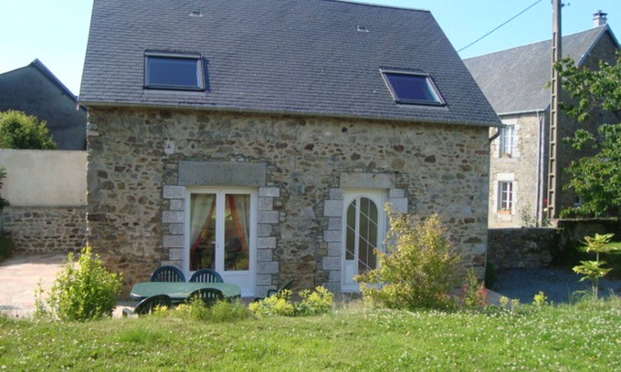 Heugueville-sur-Sienne Cabaña | Encantadora casa de piedra cerca del mar con jardín y BBQ