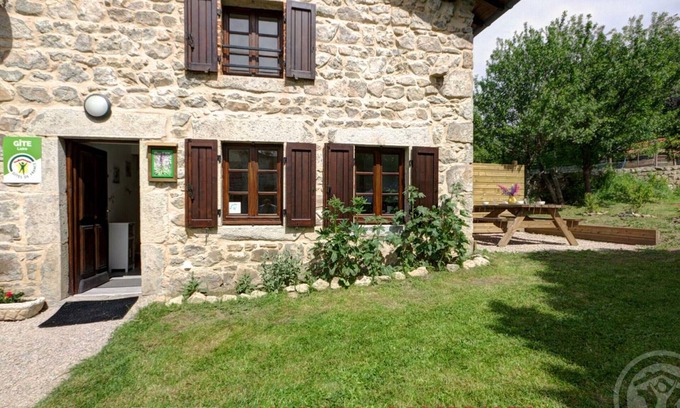 La Chapelle-en-Lafaye Apartamento | Acogedor gîte reformado con vistas, terraza y mascotas bienvenidas en La Chapelle-en-Lafaye
