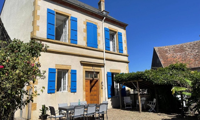 Pierrefitte-sur-Loire Cabaña | Casa histórica del siglo XVIII con jardín, terraza y billar