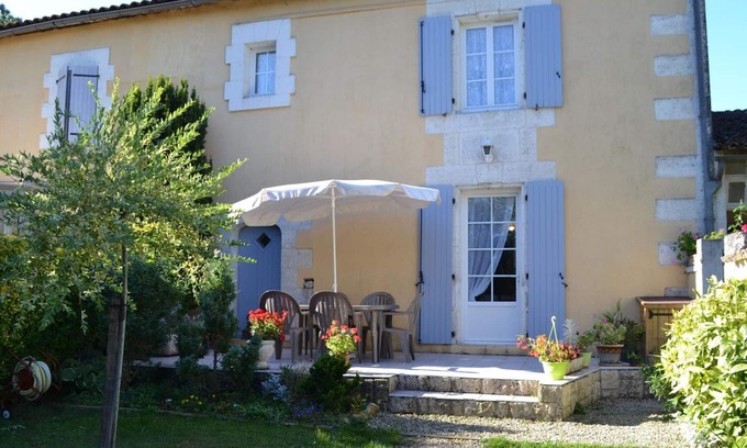 Saint-Genis-d'Hiersac Cabaña | Casa encantadora junto al río Charente con jardín privado, terrazas y actividades familiares