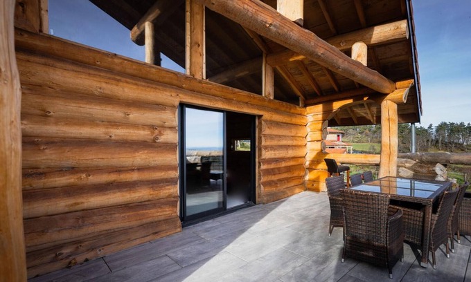 Saint-Jean-Soleymieux Cabaña | Casa rural encantadora con estufa de leña, billar y terraza en Monts du Forez