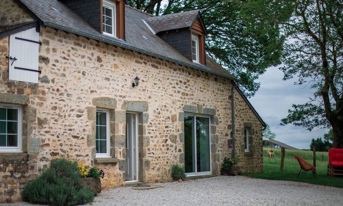 Saint-Leonard-des-Bois Cabaña | Casa Rural en Plena Naturaleza con Chimenea y Terraza, Ideal para Familias, hasta 13 Personas