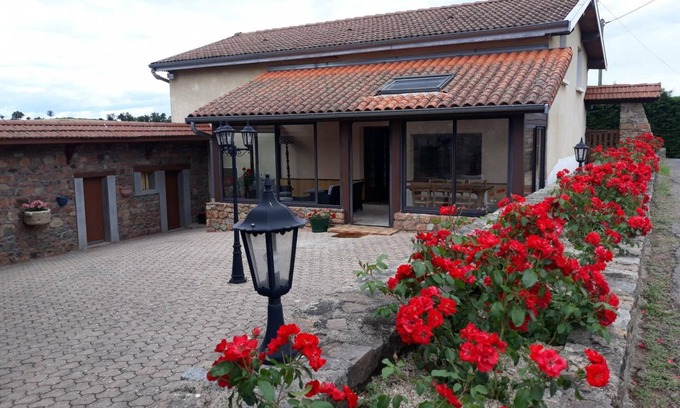 Saint-Victor-sur-Rhins Cabaña | Encantador Gîte Rural con Jardín y Vistas Panorámicas cerca de Roanne