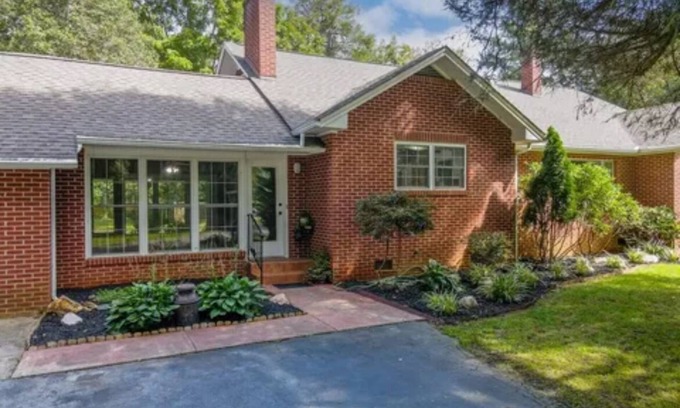 Franklin Casa | Charming Franklin Home – Noon Check-In & Check-Out, 2 Living Rooms, One Level