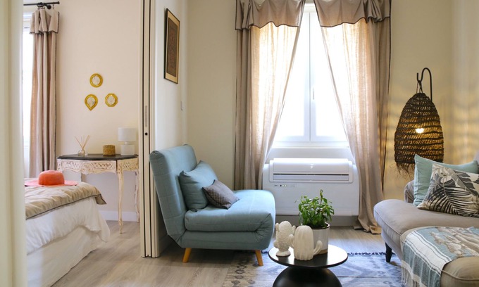 Old Town Apartamento | Encantador estilo francés en el casco antiguo, renovado, A / C
