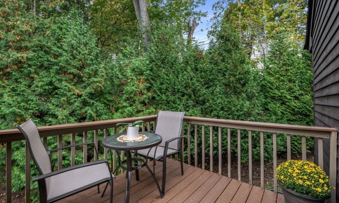 North Waltham Condominio | Charming, fully renovated, private 2-bedroom condo in pleasant Waltham