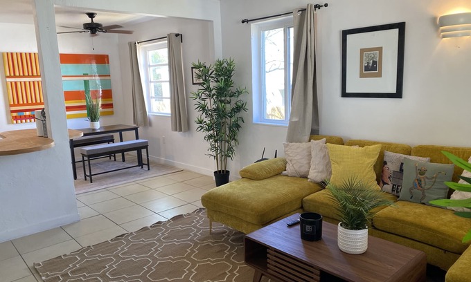 Liberty City Casa | Charming fully renovated 3 Bedroom