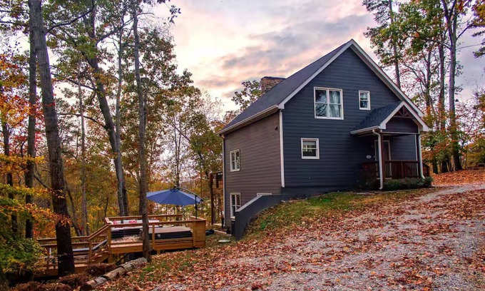 Gainesville Casa | Charming Gainesville Lakehouse with Hot Tub, Arcade Room, Mini Golf, King Beds