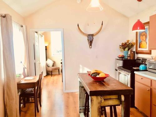 Whiteaker Casa | Charming Garden Cottage