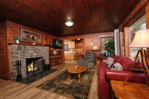 Gatlinburg Casa | Charming Gatlinburg cottage less than a mile from downtown with hot tub!
