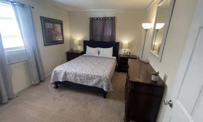 Lake Terrace & Oaks Casa | Charming Gentilly 3-bedroom townhome in delightful New Orleans with WiFi, AC