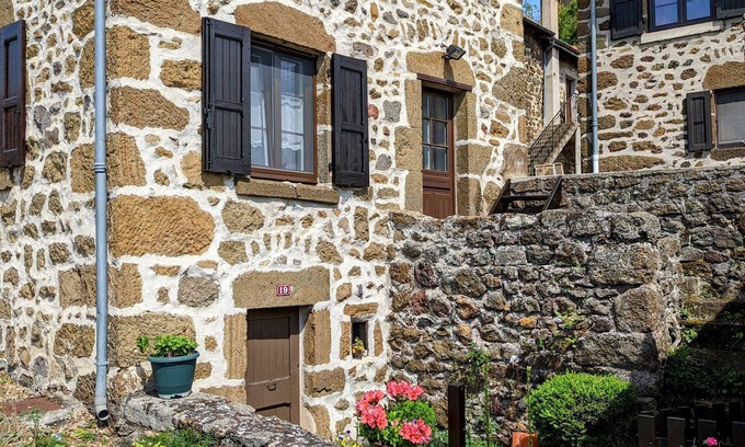 Polignac Cabaña | Acogedor Gîte en Polignac: Historia, Naturaleza y Comodidad cerca de Puy-en-Velay