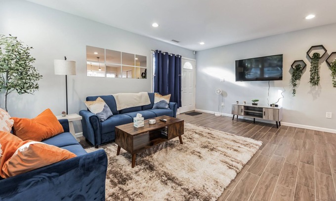 Levittown Casa | Charming Getaway: King Bed/3 TVs/Large Backyard/Centrally Located - New Listing!