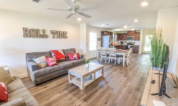 Tuscaloosa Casa | Charming Getaway ★ Perfect for Game Day and Campus Visit ★ Parking 2 Car Garage