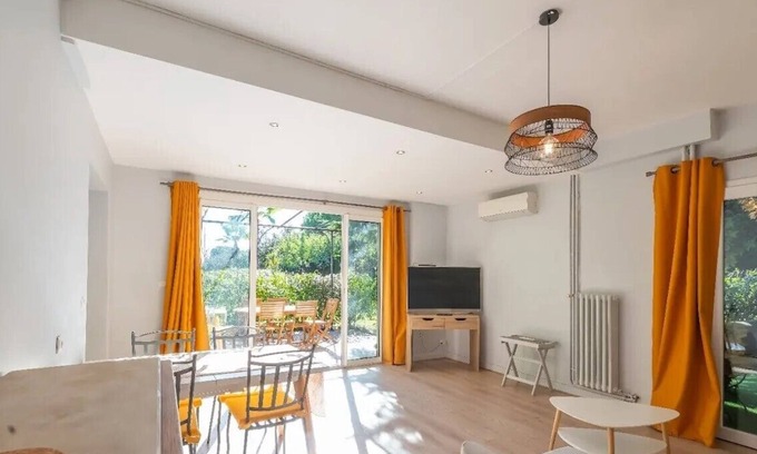 Castelnau-le-Lez Apartamento | Charming gîte with large swimming pool, surrounded by vineyards, close to beaches.