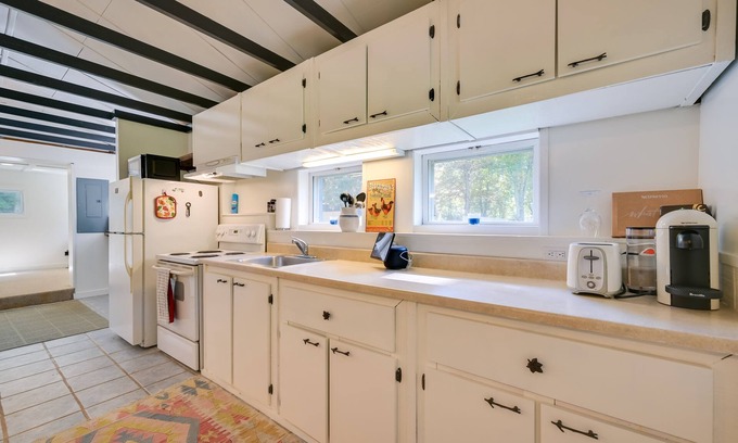 Great Cacapon Cabina | Charming Great Cacapon Cabin w/ Screened-In Porch!
