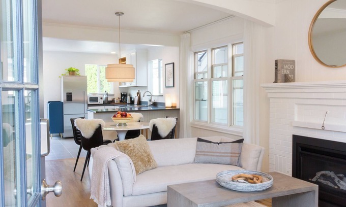 Phinney Ridge Casa | Charming Green Lake Bungalow with family Zoo passes!