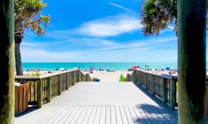 Englewood South Condominio | Charming Ground Floor, 2bd-2bh Condo, 2 miles to Beaches, Private W/D