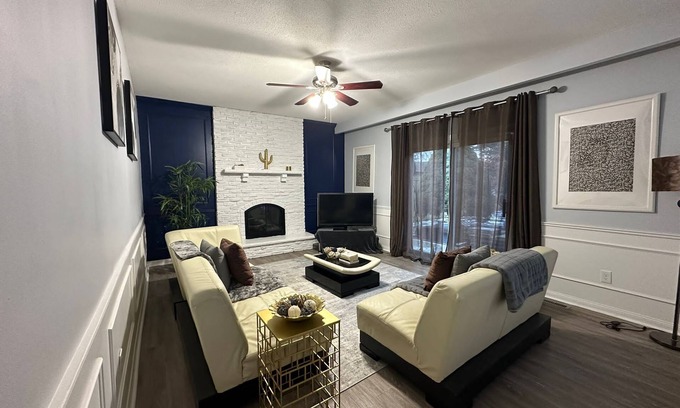 Oakville Casa | Charming Group Getaway Home Near the Lake – Perfect for Holidays & Reunions!