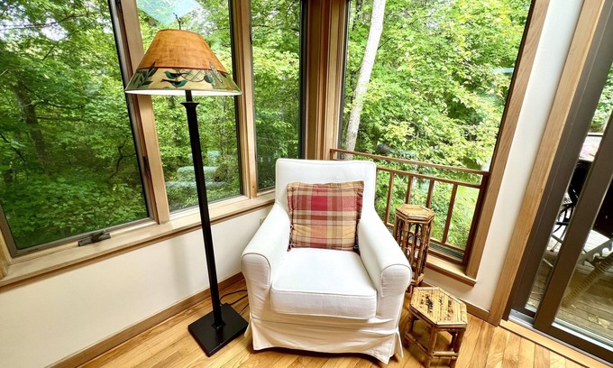 Vineyard Haven Casa | Charming Guest House near Lambert's Cove Beach