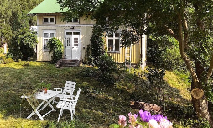 Ramvik Casa | Charming guesthouse with lake view on the Swedish high coast.