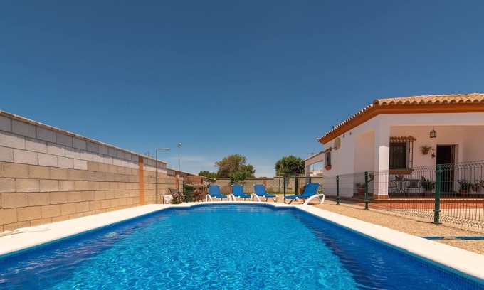 Conil de la Frontera Casa | Encantadora casa con piscina, terraza, jardín y Wi-Fi; Mascotas permitidas, estacionamiento disponible