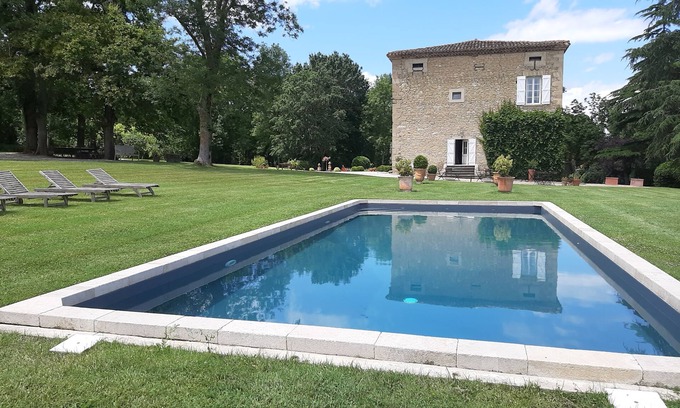 Auriac-sur-Vendinelle Casa | Encantadora casa / edificio anexo / piscina protegida